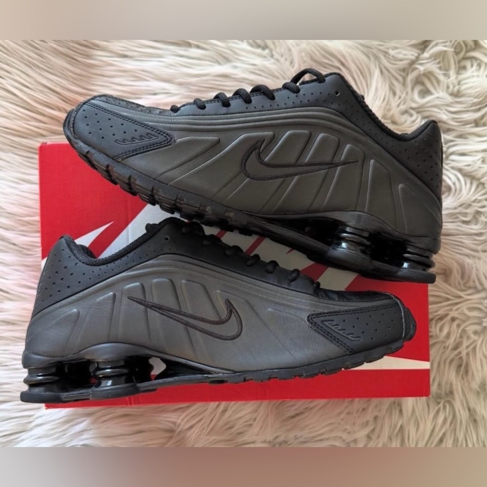Nike Shox R4 🔥 Black Lifestyle Sneakers AR3565 004 Women’s Size 7.5 8 NEW - Picture 4 of 10